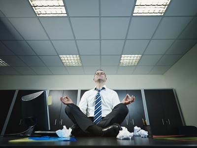 Stimuler son corps et son esprit au travail : 4 mouvements inspirés du yoga