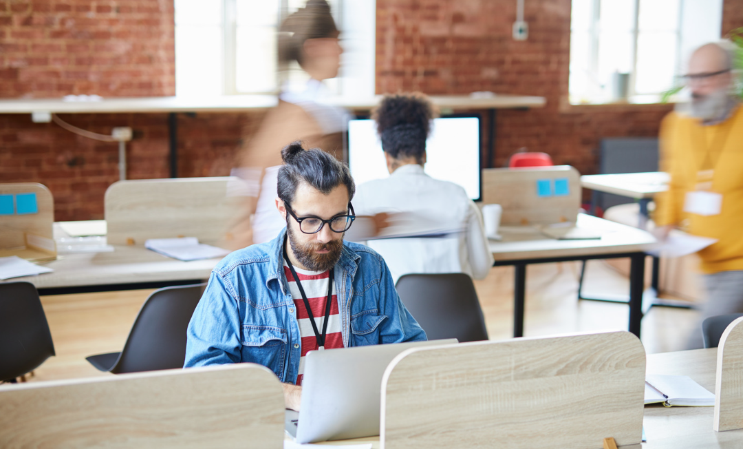 Pourquoi l’acoustique de vos bureaux est essentielle au bien-être et à la productivité de vos équipes